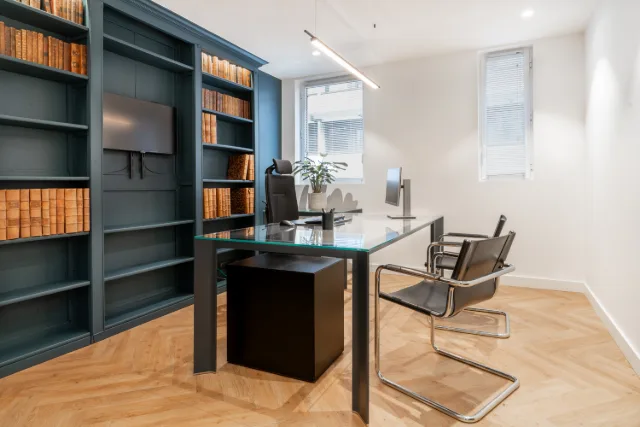 Bureau aux bibliothèques bleu-vert garnies de livres anciens, suspension linéaire et plateau en verre